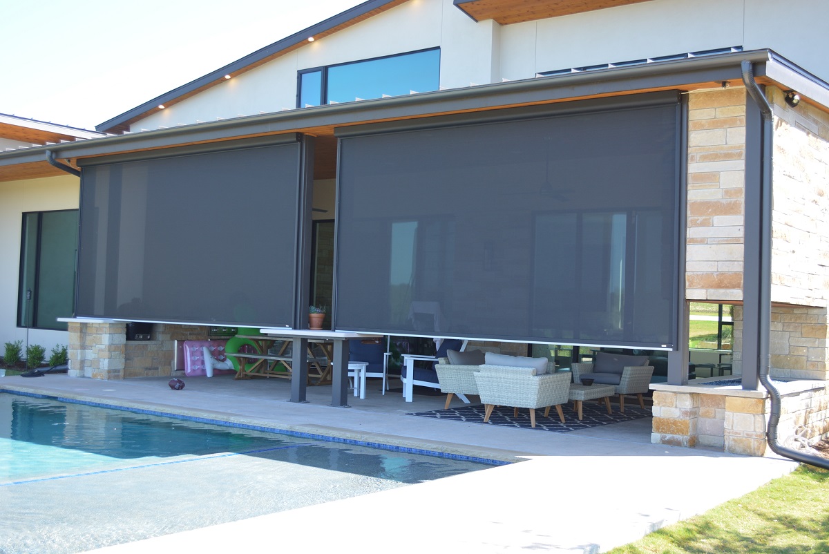 How Motorized Screens Keep This Texas Home Cool
